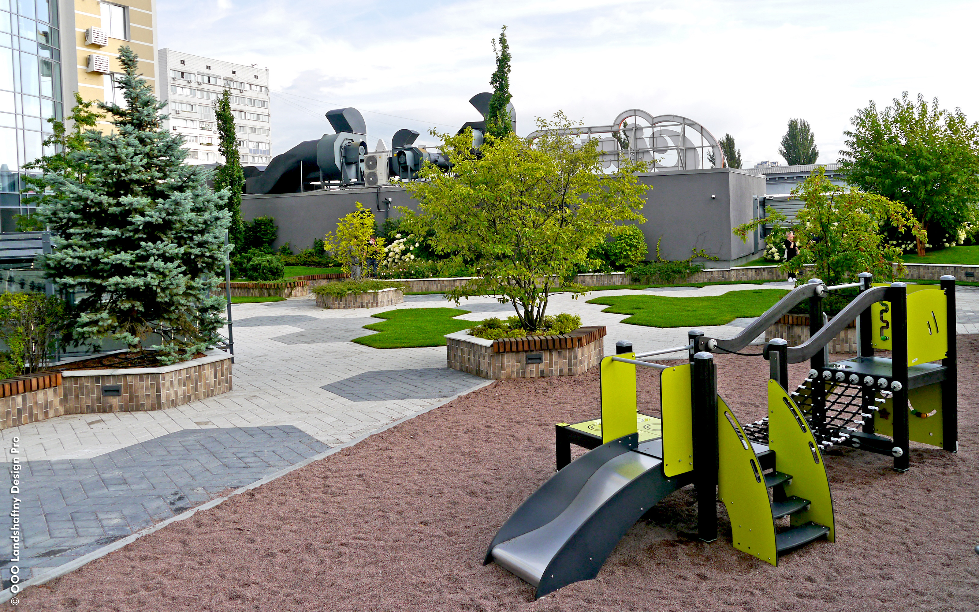 While children enjoy carefree play at the playground, parents can keep an eye on them on surrounding benches. Roof garden with a playground